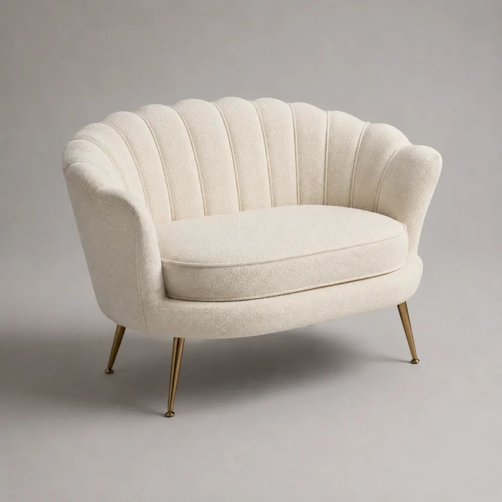 Divano 2 posti a conchiglia in tessuto bouclé bianco crema con gambe in acciaio color ottone, 128 × 76 × 82 cm