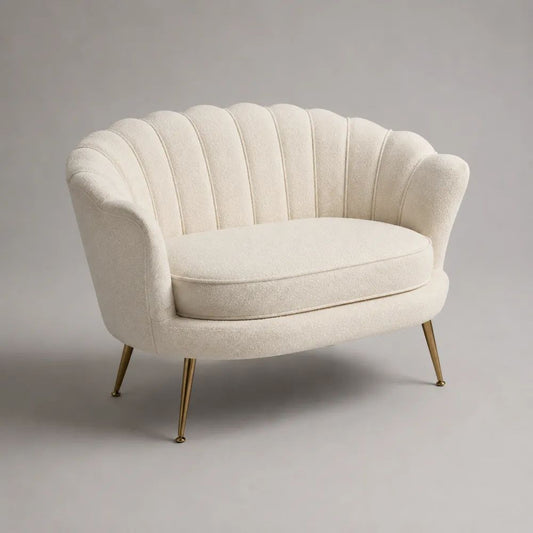 Divano 2 posti a conchiglia in tessuto bouclé bianco crema con gambe in acciaio color ottone, 128 × 76 × 82 cm